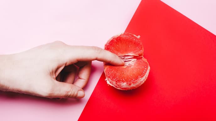 Grapefruit mit Finger