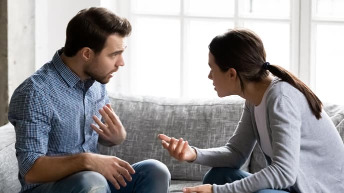Frau und Mann streiten sich