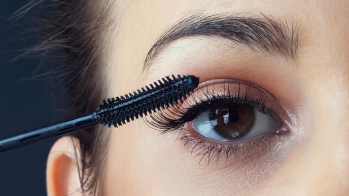 Braune Augen mit Mascara schminken