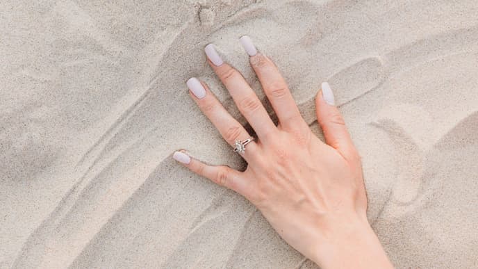 Nägel in Sand
