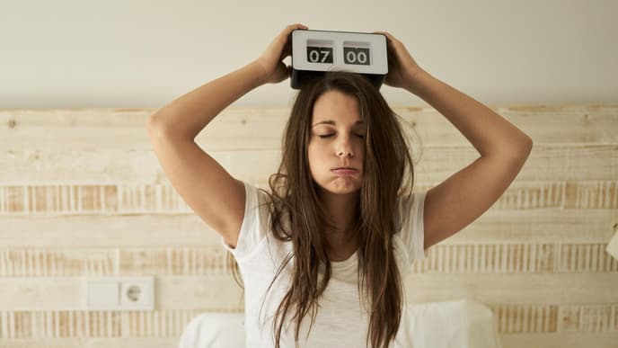 Frau im Bett kann nicht schlafen