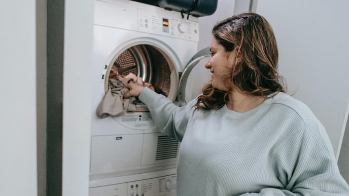 Frau befüllt Waschmaschine