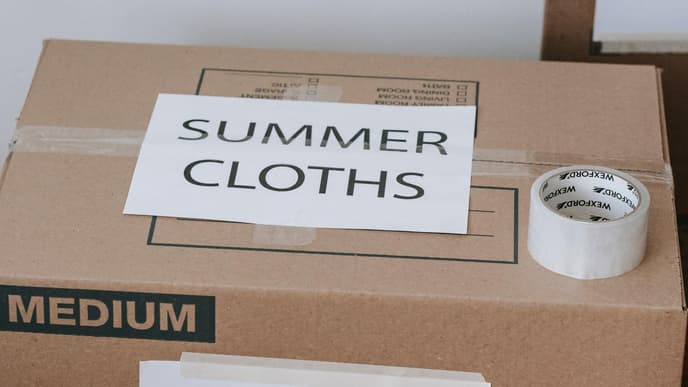 Sommerkleidung im Karton