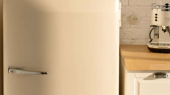 Beiger Kühlschrank in der Küche