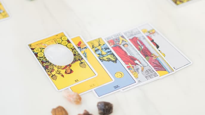 Auf einem Tisch liegen Tarot-Karten aufgereiht