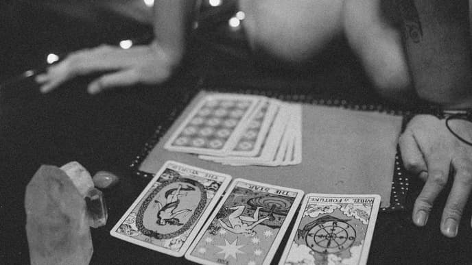 Tarotkarten Legung in schwarz weiß
