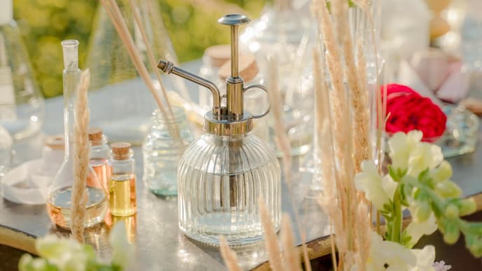 Parfum Flakon steht auf Tisch auf der Blumenwiese