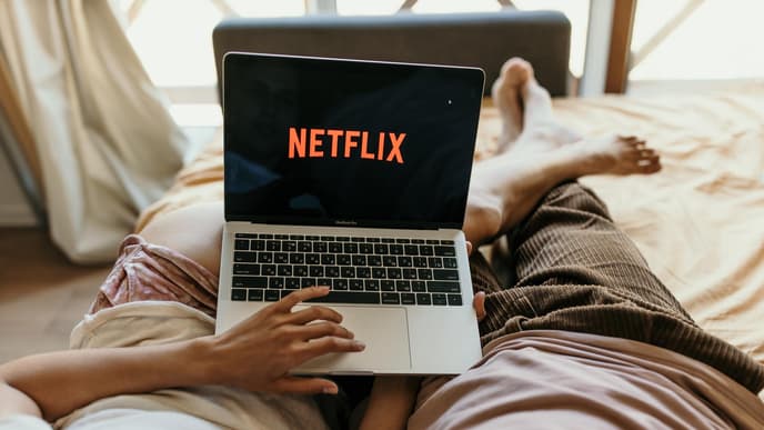 Zwei Personen gucken Netflix