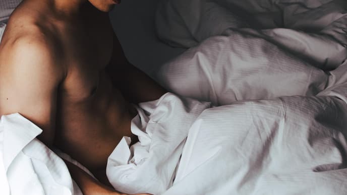 Mann im Bett