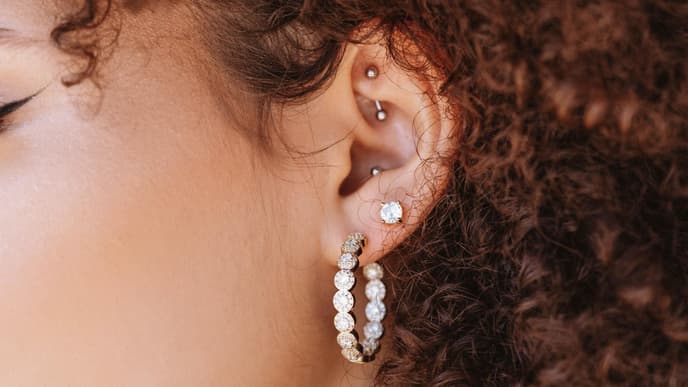 Frau mit Shen Men Piercing am Ohr