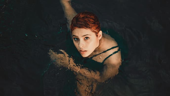 Sternzeichen Skorpion: Typische Eigenschaften und Charakterzüge des Wasserzeichens Frau im Wasser