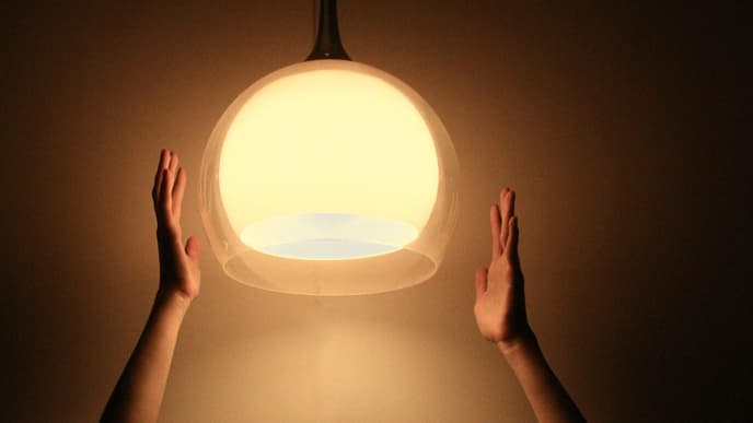 Frau mit Lampe