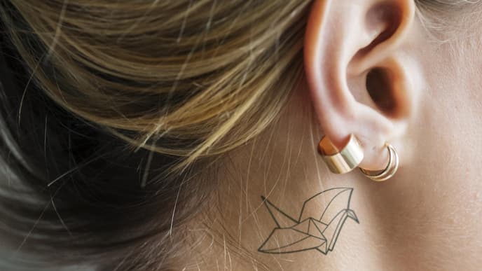 Tattoo hinter dem Ohr