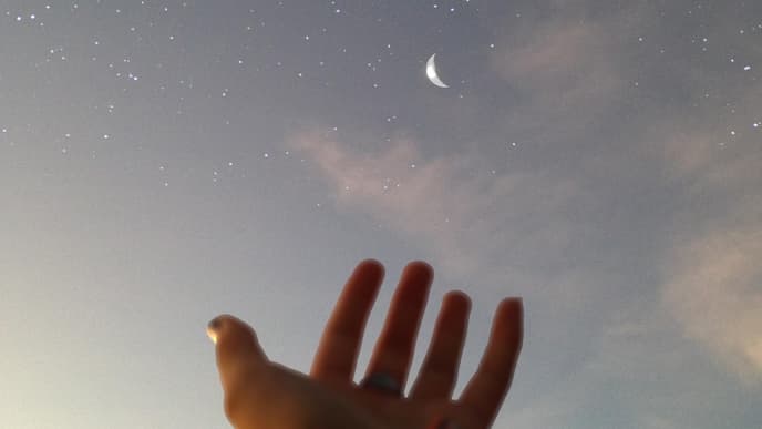 Hand greift nach Sternen
