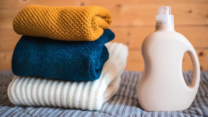 Drei Wollpullover mit Waschmittel Wolle waschen Tipps und Tricks