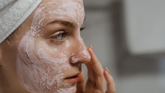 Frau mit Peeling im Gesicht