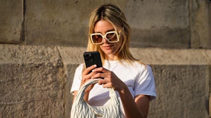 Frau guckt aufs Smartphone