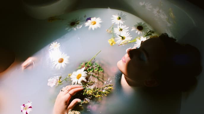 Frau in Badewanne