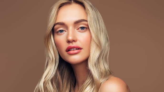 Frau mit blonden Haaren