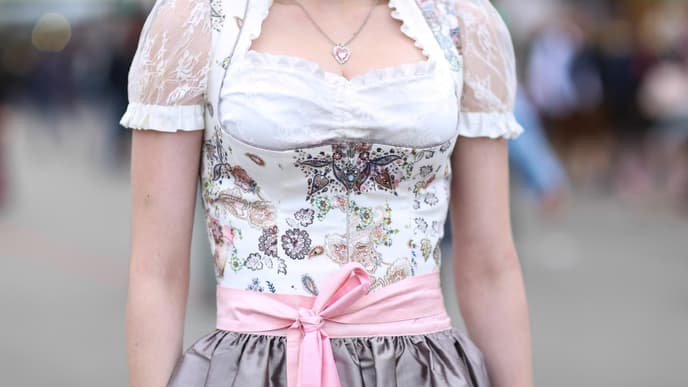 Frau im Dirdnl auf dem Oktoberfest
