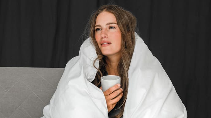 Frau mit Tasse in der Hand