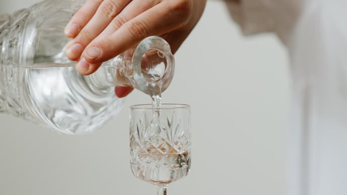Frau gieißt Wodka ins Glas