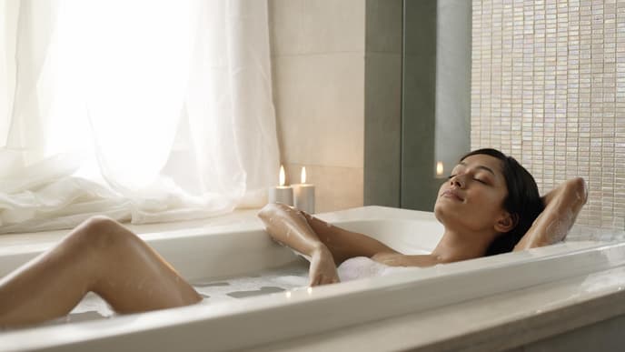 Frau in Badewanne