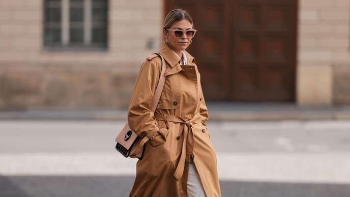 Frau mit Trenchcoat