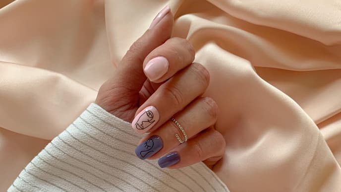 Lackierte Nägel in Rosa und Blau