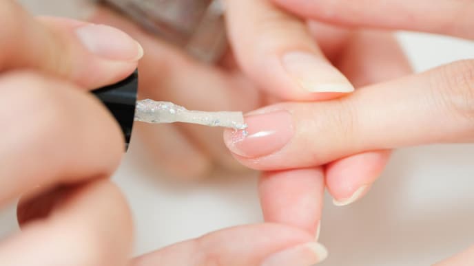 Nagelhärter wird aufgetragen