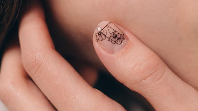 Frau mit Nagelsticker