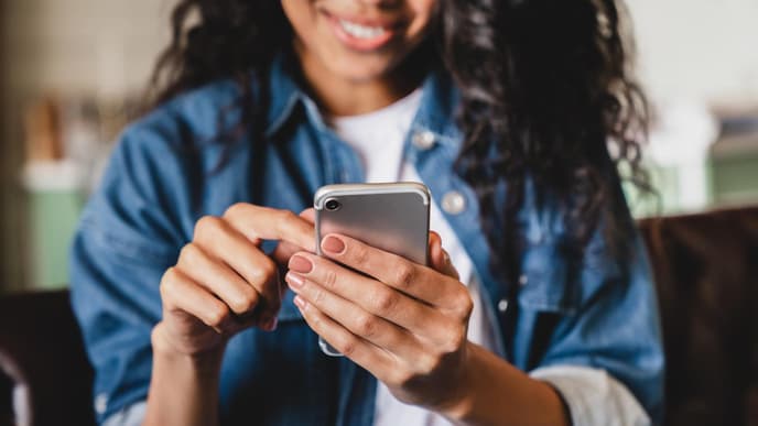 Frau mit Smartphone in der Hand