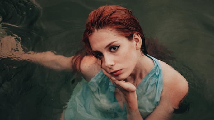 Traurige Frau im Wasser