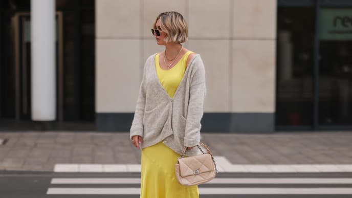 Frau in Cardigan