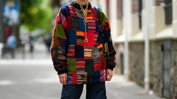 Frau mit bunten Pullover