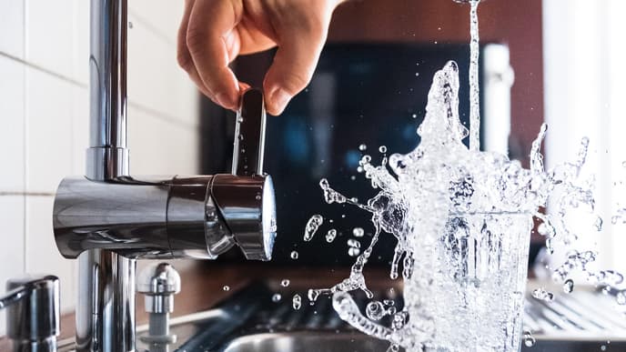 Wasser aus Wasserhahn