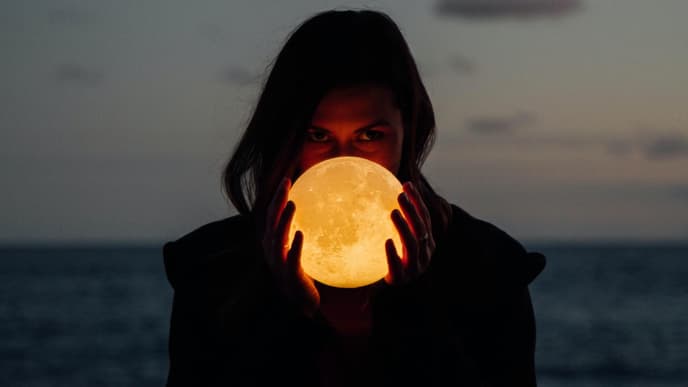 Frau mit Vollmond in der Hand