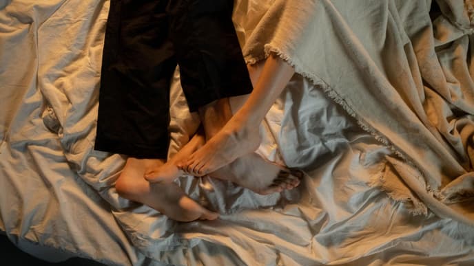 Füße im Bett