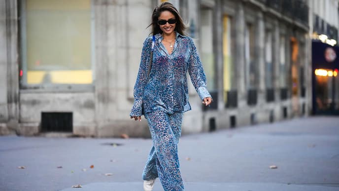 Frau trägt blaues Co-Ord