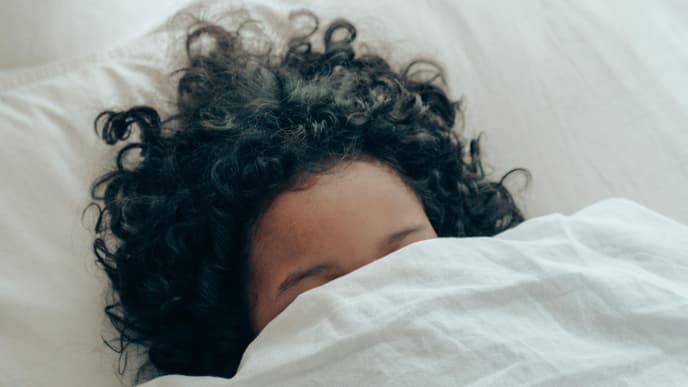 Frau mit Locken im Bett