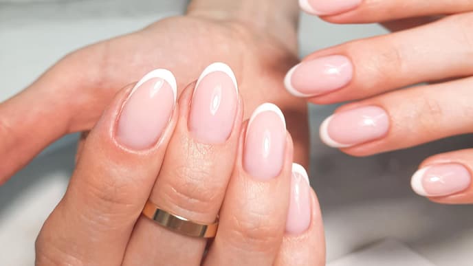 Finger mit French Maniküre