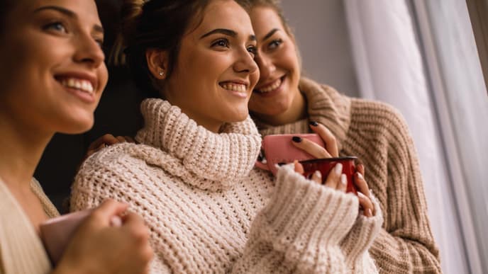 Frauen tragen Wollpullis