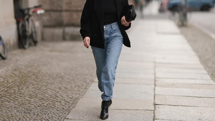 Frau trägt blaue Jeans