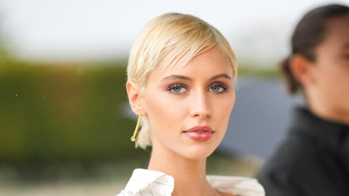 Kurze blonde Haare
