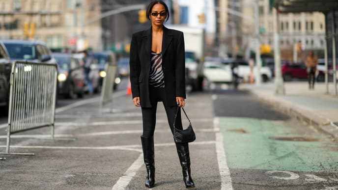 Frau trägt Leggings mit Stiefel und Blazer