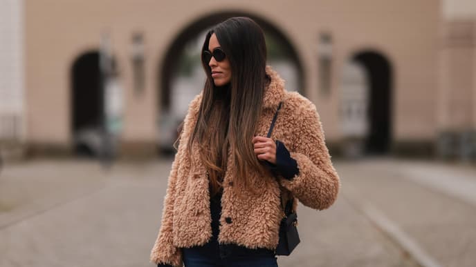 Frau mit Teddyjacke