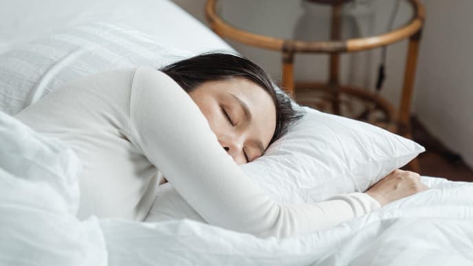 Frau im warmen Bett