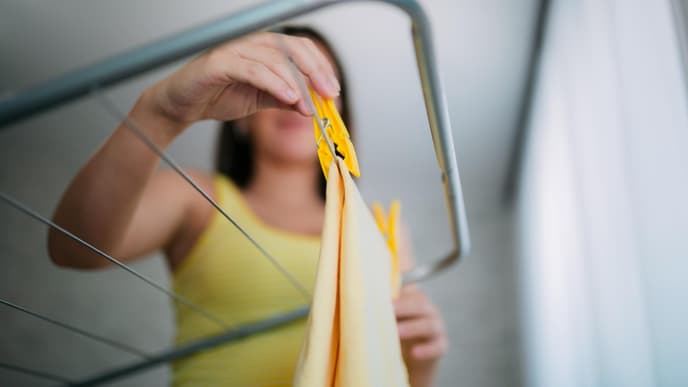 Wäsche aufhängen in der Wohnung