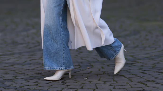 Weiße Schuhe mit blauer Jeans