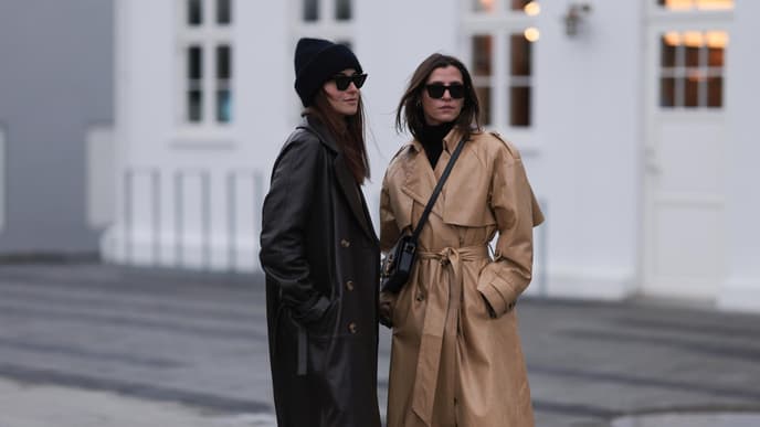 Zwei Frauen mit Mantel